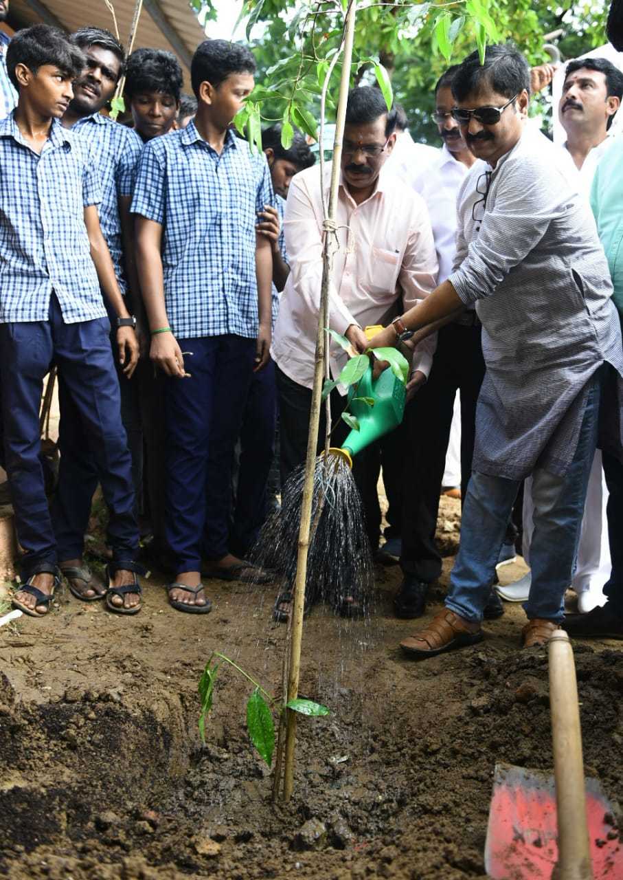 அப்துல் கலாம் பிறந்த நாளை முன்னிட்டு அரசு பள்ளிகளில் மரங்களை நட தொடங்குகிறார் விவேக்!! 19