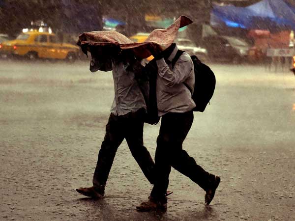சாலையில் புரண்டோடும் மழை நீர்! அதிகாலை முதல் கொட்டி தீர்த்த கன மழை!! 13