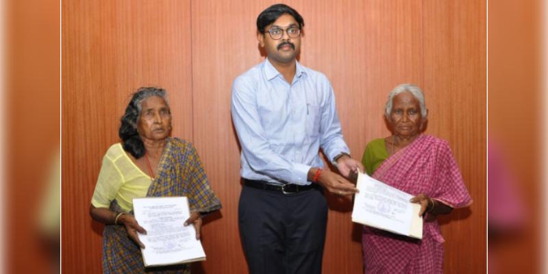 பண மதிப்பிழப்பை அறியாமல் ரூ.46 ஆயிரத்தை வைத்திருந்த மூதாட்டிகளுக்கு ஆட்சியர் உதவி!! 35