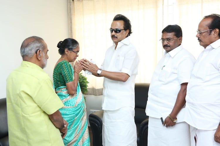 கொடி வைத்த அதிமுகவினரை கைது செய்யுங்கள்! ஸ்டாலின்!! 29
