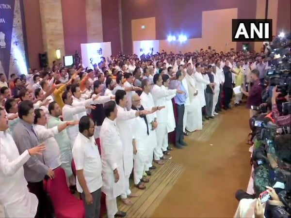பா.ஜ.க அரசுக்கு ஆதரவாக இருக்க மாட்டோம்! உறுதி எடுத்த சிவசேனா கட்சி கூட்டணி எம்.எல்.ஏக்கள்!! 29