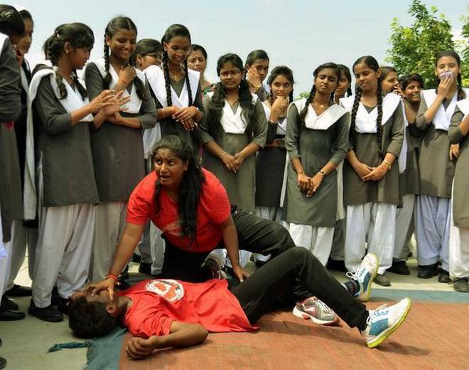 அரசுப் பள்ளியில் பயிலும் மாணவிகளுக்கு தற்காப்புப் பயிற்சிகள் தொடக்கம்! மத்திய அரசு தகவல்!! 12