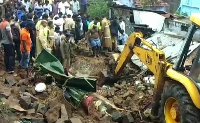 கோவை மாவட்டத்தில் வீடு இடிந்து விழுந்ததில் 2 பெண்கள் உள்பட 9 பேர் பலி!! 23