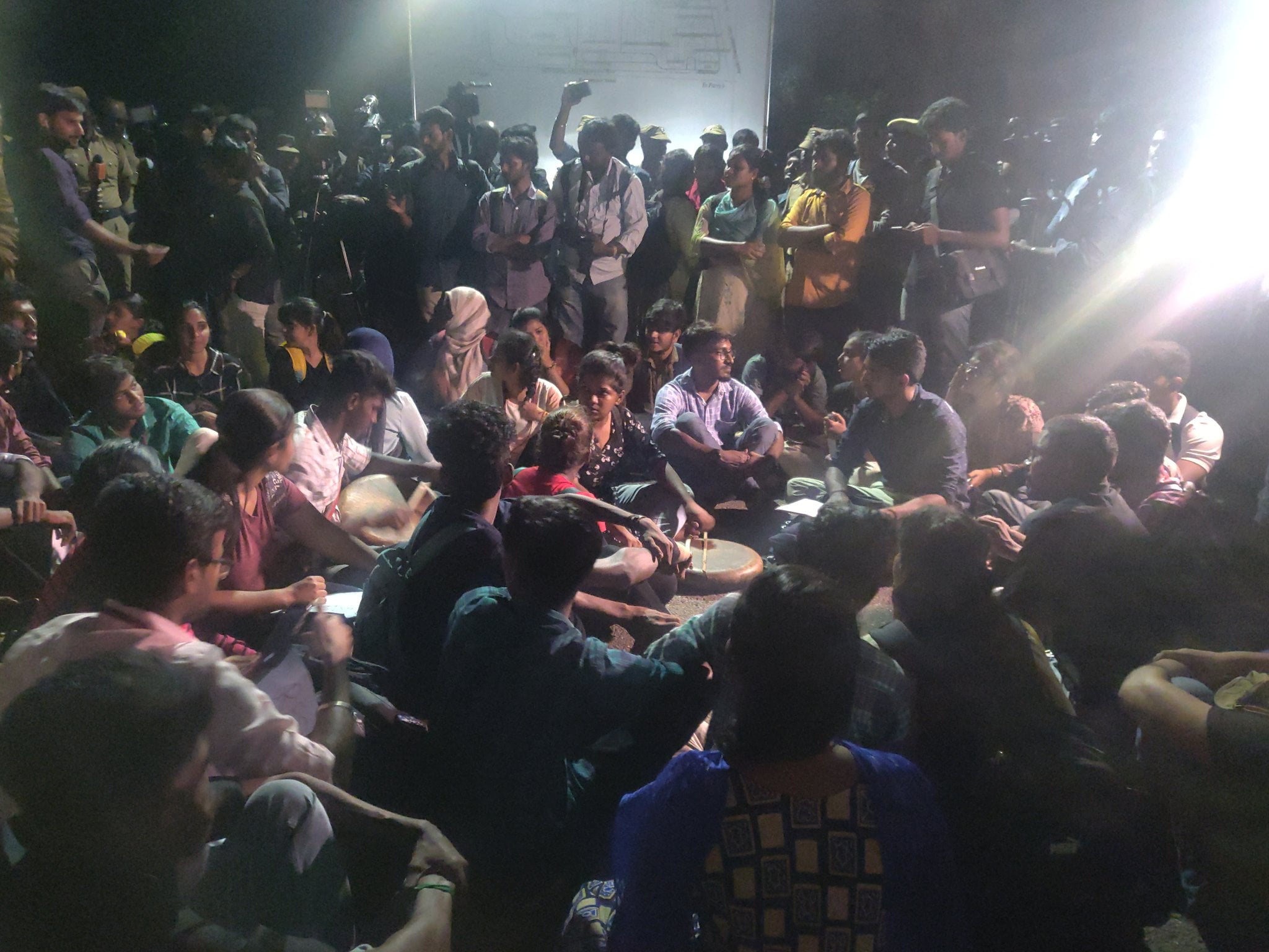 விடுமுறை என்றாலும், போராட்டம் தொடரும்: சென்னை பல்கலைக்கழகம் 10