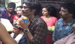 நடிகர் தனுஷ் பழனியில் சாமி தரிசனம்!! 9