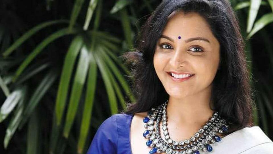 நடிகை மஞ்சு வாரியர் க்கு படப்பிடிப்பில் தீடீரென விபத்து!! 11