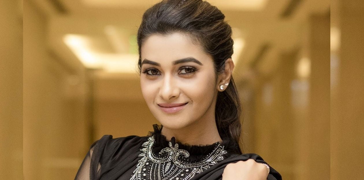 கயிற்றை பிடித்து தொங்கி தன்னை தானே கலாய்த்து கொண்ட பிரியா பவானி ஷங்கர் 23