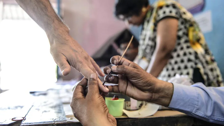 10 நிமிஷம் கொடுங்க ஓட்டு போட்டுட்டு வந்துடுறேன் பயணிகளிடம் சொல்லிவிட்டு போன பஸ் டிரைவர் 3