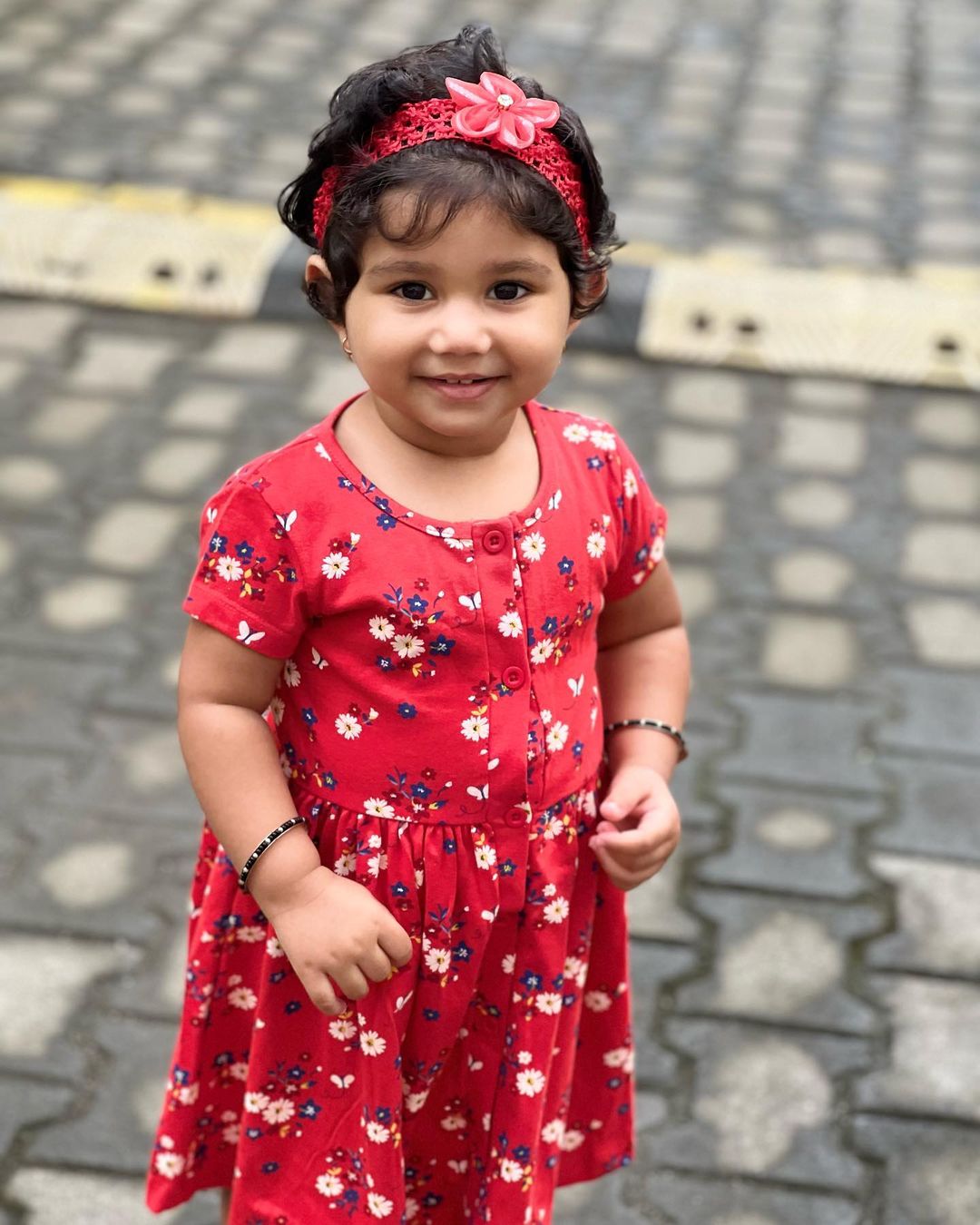 ஐயோ.! ஐலாவை கடித்த நண்டு.. உயிருடன் இருந்த நண்டை பார்த்து கதறிய ஐலா குட்டி.! 3