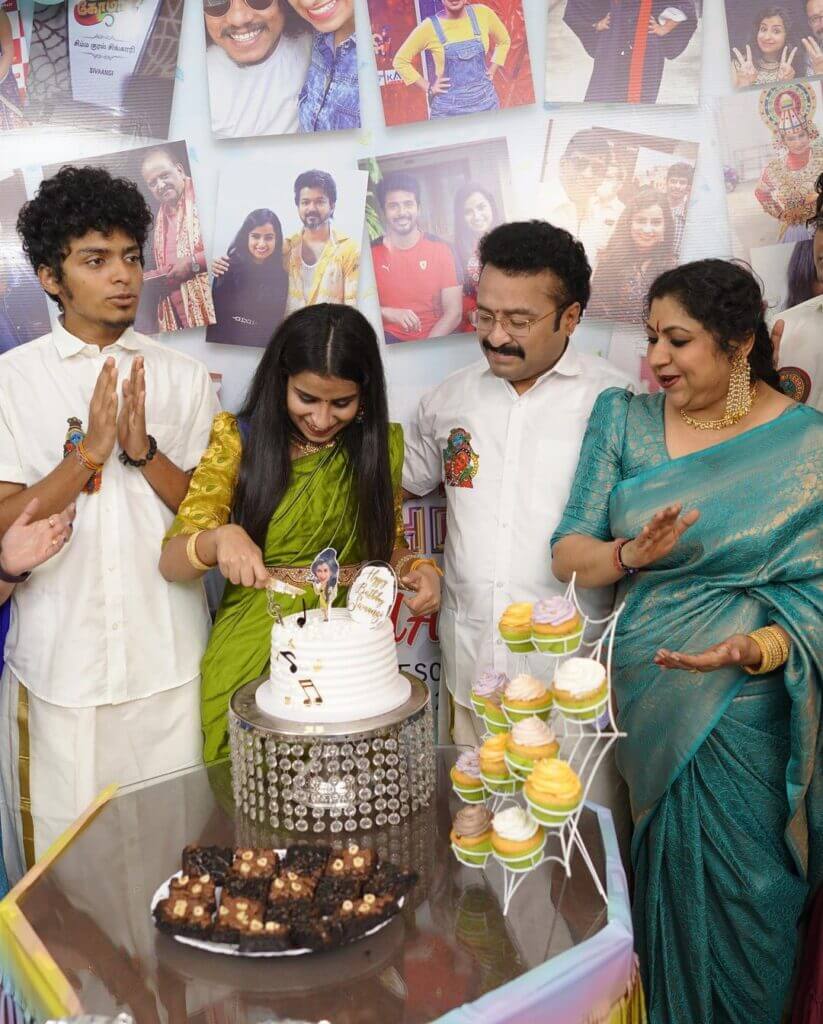 சின்னத்திரையின் ஹாசினிக்கு 22வது பிறந்தநாள்..கேக் வெட்டி கொண்டாடிய சிவாங்கி | Sivaangi 3