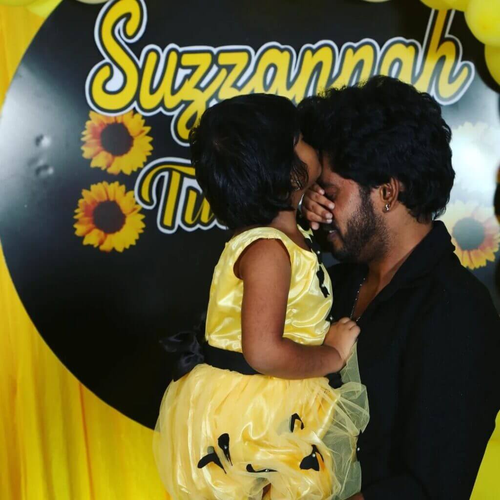 சாண்டி மகள் லாலாவின் 4வது பிறந்த நாள்..! குட்டி தம்பியுடன் சேர்ந்து கேக் வெட்டிய லாலா பாப்பா 3