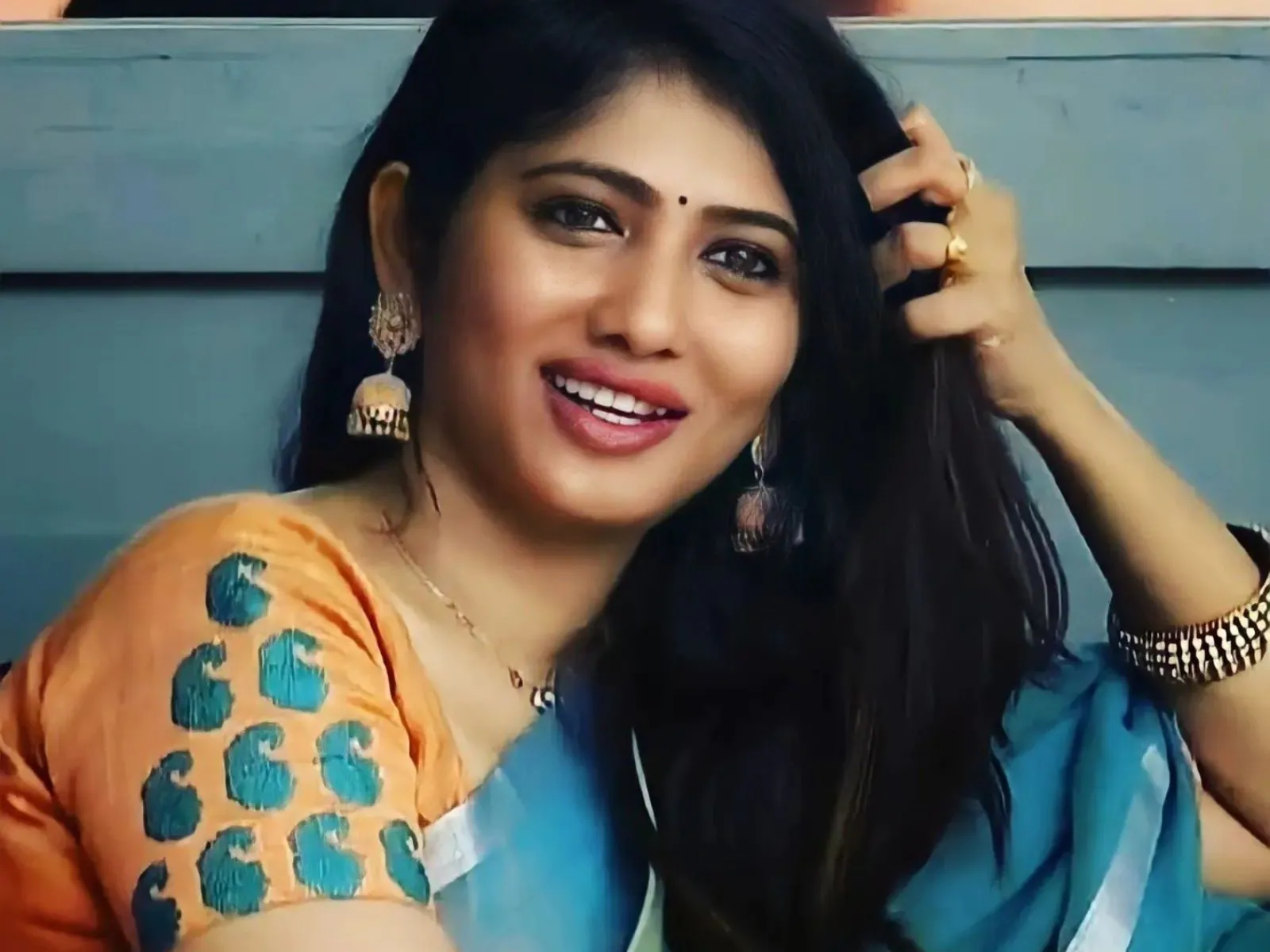 ர த் த தை வைத்து பேசியல் செய்து கொண்ட பிக்பாஸ் ஜூலி..! முக அழகுக்காக ஜூலி செய்த செயல்..வைரலாகும் வீடியோ 3