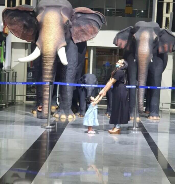 கியூட்டாக போட்டோக்கு போஸ் கொடுக்குறாங்க!!அப்படியே அம்மா ஆலியாவை காப்பி அடிக்கும் அய்லா!!! 3