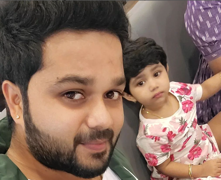 சமத்தா உக்காந்து முடி வெட்டுறத பாரு.😍 ஐலா பாப்பாவின் Cute வீடியோ | Alya Manasa 3