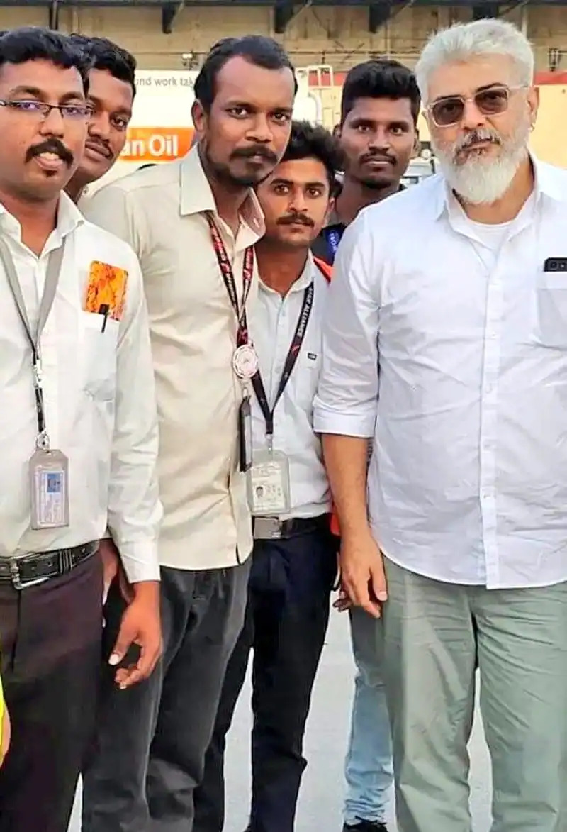 உடல் எடையை குறைத்து வேற லெவல் ஆக மாறி இருக்கும் தல..உருவகேலி செய்த ப்ளூ சட்டை மாதிரி ஆட்களுக்கு தரமான பதிலடி 3