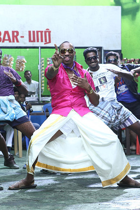 அவர் மாதிரிலாம் ஆட முடியாது!!இது என்னோட அரபிக் குத்து!!!கலக்கும் டி.ஜே.பிராவோ!!! 3