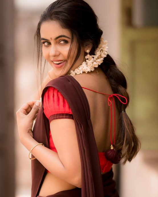 தாவணி சேலையில் மரண குத்தாட்டம் போட்ட கயல்..! தாவணியில் என்ன அழகா இருக்காங்க.! 3