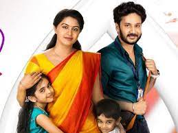 இன்னும் எவ்ளோ தான் இவுங்களும் கஷ்ட பாடுவாங்க!!!மழையில் திடீரென ஷூட்டிங் ஸ்பாட்டில் வழுக்கி கீழே விழுந்த ரஷிதா!!! 3