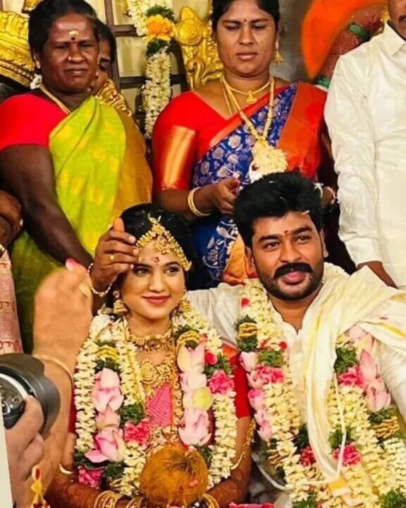 தாலி கட்டிய பின்பு மனைவி நெற்றியில் முத்தமிட்ட நவீன்..வெக்கத்தில் சிவந்த கண்மணி..அடுத்த Cute Pair 3