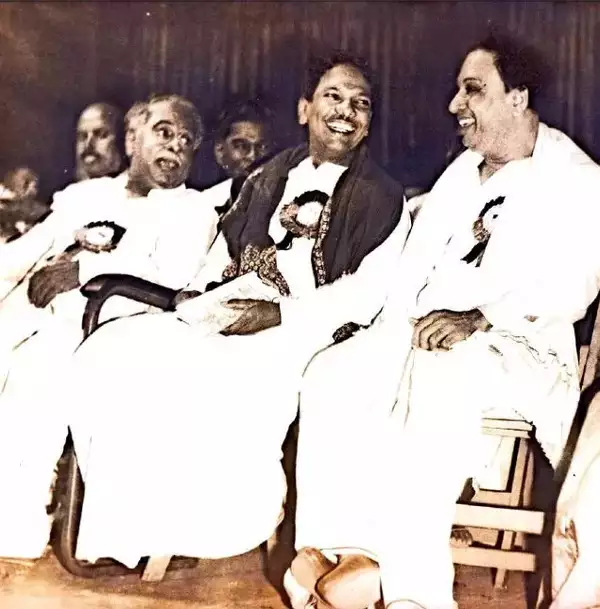"என் ரத்தத்தின் ரத்தமான உடன்பிறப்புகளே என கர்ச்சித்த தன்னிகரில்லா தலைவர் திரு.எம்.ஜி.ஆர்"!! மருத்துவமனையில் சிகிச்சை முடிந்த பின் மக்களுக்காக எடுக்கப்பட்ட அறிய வீடியோ பதிவு!! 7