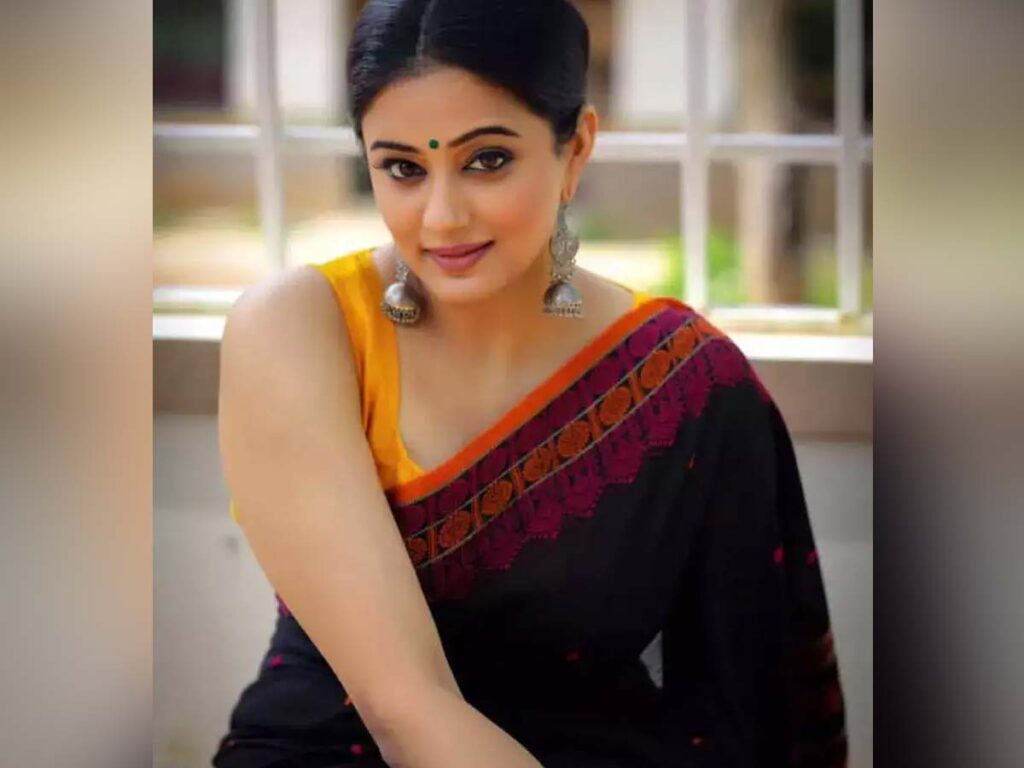 "ஹிந்தி நடிகைகளால் தென்னிந்திய நடிகைகளுக்கு தான் ஆபத்து"!!"முடியவே முடியாதுனு சொன்னாலும் வற்புறுத்து நடிச்சே ஆகணும்னு சொல்லிடுவாங்க!! பிரியாமணி ஓபன் டாக்!! 5
