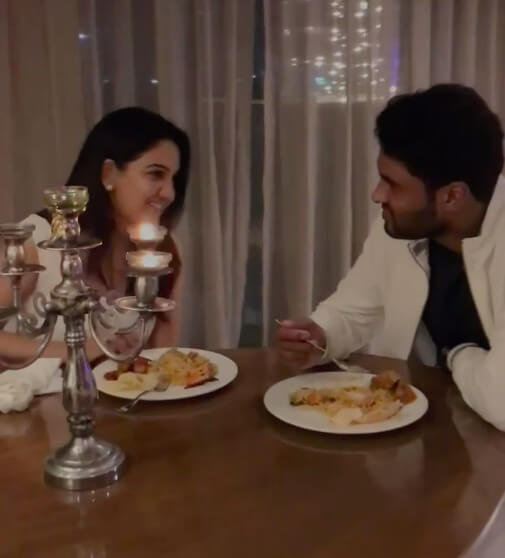 "அய்யயோ மாட்டிகிட்டோம்"!! யாரும் தெரியாமல் Candle light dinner சென்ற அமீர் பாவனி!! நண்பரிடம் மாட்டிக்கொண்டு பிறகு அசடு வழிந்த பாவனி!! 11