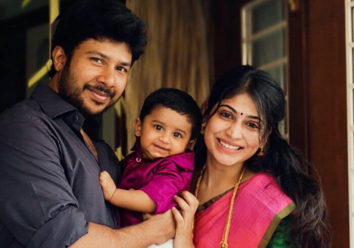 கணவருடன் சேர்ந்து சரக்கு அடிக்கும் பிரபல பிக்பாஸ் தமிழ் நடிகை? வைரலாகும் புகைப்படம் 3