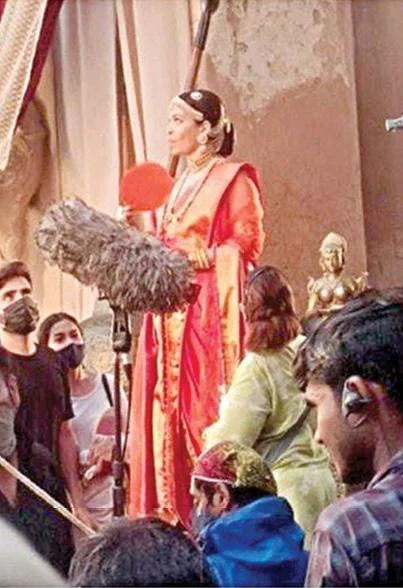 "அடுத்தடுத்து வெளியாகும் பொன்னியின் படத்தின் ஷூட்டிங் ஸ்பாட் புகைப்படங்கள்"!!ப்ரோமோஷனா இல்லை லீக்ட் புகைப்படங்களா?!! 9