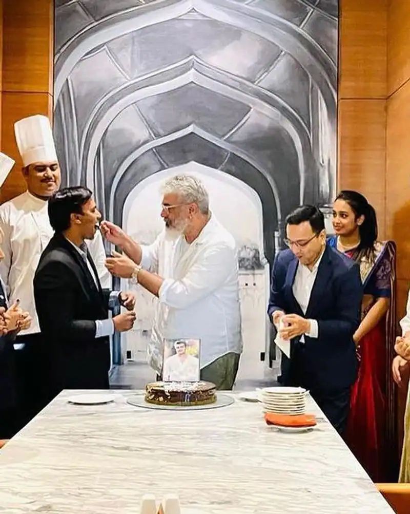 "அஜித்திற்கு சர்ப்ரேஸ் கொடுக்க நினைத்து சர்ப்ரேஸான ஹோட்டல் ஊழியர்கள்"!! பரிசளித்த கேக்கை அவர்களுடனே வெட்டி மகிழ்ந்த அஜித் 15
