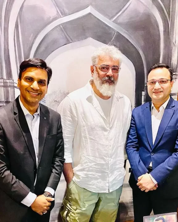 "அஜித்திற்கு சர்ப்ரேஸ் கொடுக்க நினைத்து சர்ப்ரேஸான ஹோட்டல் ஊழியர்கள்"!! பரிசளித்த கேக்கை அவர்களுடனே வெட்டி மகிழ்ந்த அஜித் 13
