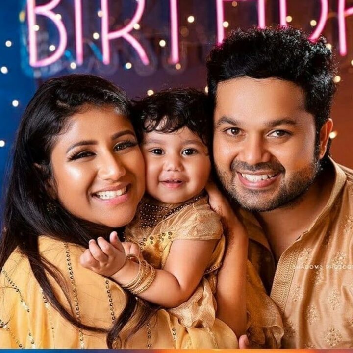 "அம்மா இரும்மா நானே உனக்கும் மேக்கப் போட்டு விடுறேன்....கியூட்டான அயிலாவின் சேட்டை" 3