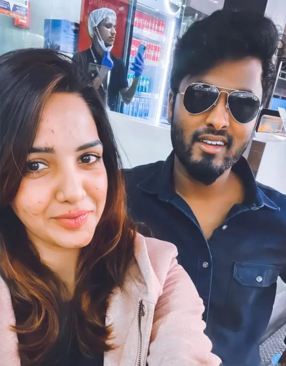 "நானே அவனுக்கு மேக்ஆப் போடுறேன்"!! அமீருக்கு மேக்ஆப் போட்டு கண்ணனை போல மாற்றிய பாவனி!!காதல் சின்னம் ராதா கிருஷ்ணனை போல இருக்கும் அமீர் பாவனி!! 5