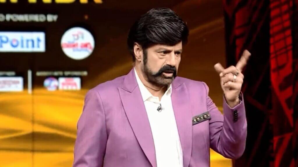 "ஹரே, எமிரா இதி"!!தூங்கிக்கொண்டிருந்த குழந்தையை தட்டி எழுப்பி சிரித்து கொண்டே போட்டோவிற்கு போஸ் கொடுத்த பாலகிருஷ்ணா. 3