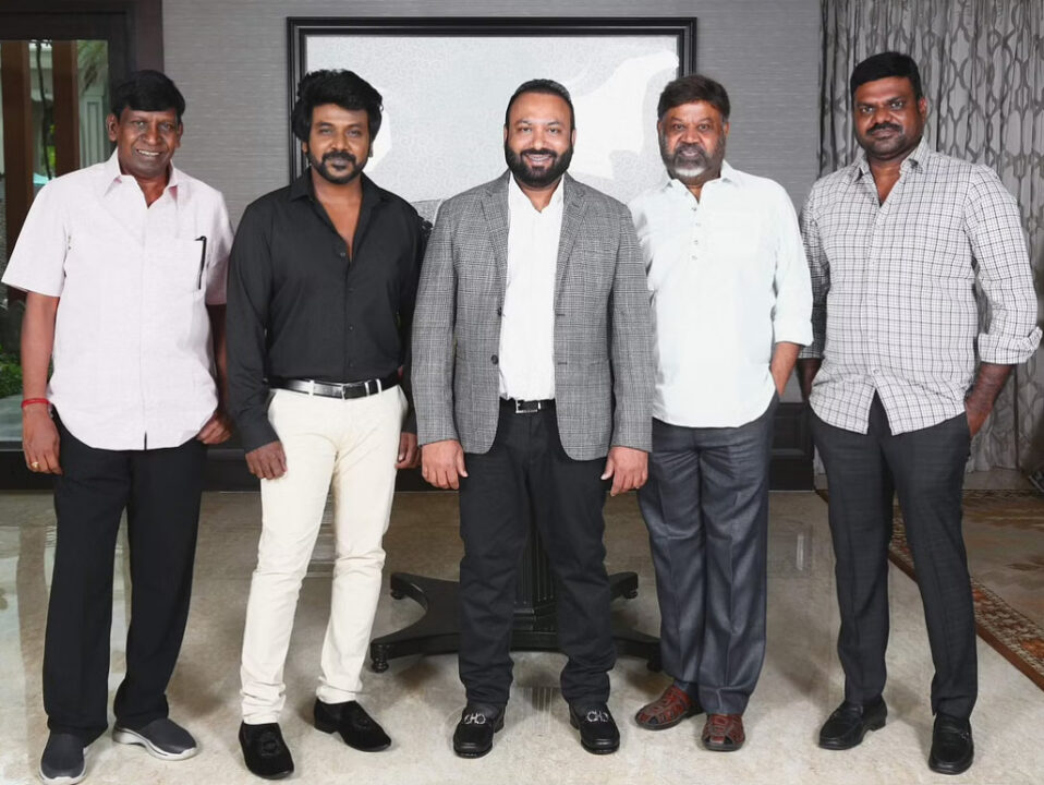 "கையில் வெட்டிய தலையுடன் முறைத்துக்கொண்டிருக்கும் ருத்ரன்"!!"கொஞ்ச நாள் பேய் படங்களுக்கு லீவு விட்டுருக்கும் லாரன்ஸ்"!! ருத்ரன் படத்தின் ஃ வெளியீடு 11