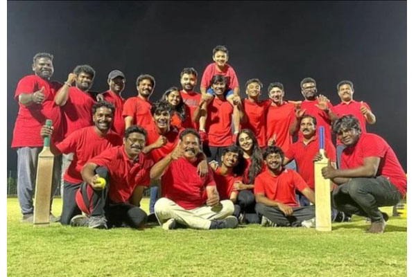 "கிரிக்கெட் டீமில் களமிறங்கியுள்ள தனுஷ்"!! மகன்களுக்காக கிரிக்கெட் டீமில் விளையாடி வரும் தனுஷ்!! 9