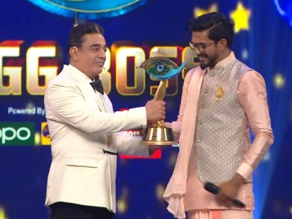 "பயங்கரமா என்னை லவ் பண்றேன்"!! மேடையில் முகினை அசடு வழிய செய்த அவரின் காதலி!! பாட்டு படி ப்ரொபோஸ் செய்த முகின்!! 5