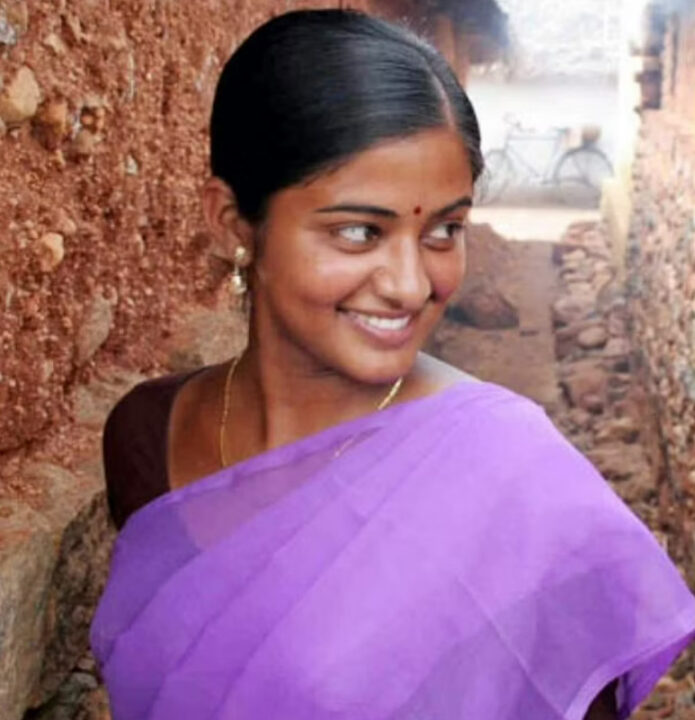 "ஹிந்தி நடிகைகளால் தென்னிந்திய நடிகைகளுக்கு தான் ஆபத்து"!!"முடியவே முடியாதுனு சொன்னாலும் வற்புறுத்து நடிச்சே ஆகணும்னு சொல்லிடுவாங்க!! பிரியாமணி ஓபன் டாக்!! 3
