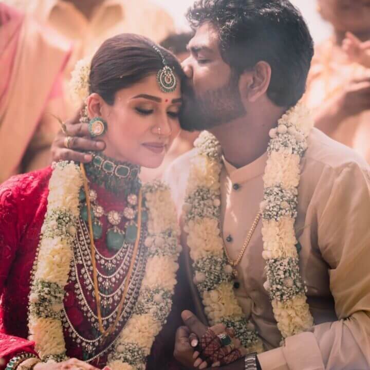 "வணக்கம் Mr. & Mrs. நயன்தாரா விக்னேஷ் சிவன்"!! திருமணமான பின் முதல் முறையாக கணவன் மனைவியாக தோன்றியுள்ள விக்னேஷ் நயன் ஜோடி 13