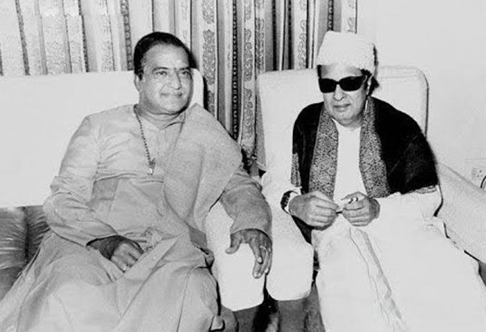 "என் ரத்தத்தின் ரத்தமான உடன்பிறப்புகளே என கர்ச்சித்த தன்னிகரில்லா தலைவர் திரு.எம்.ஜி.ஆர்"!! மருத்துவமனையில் சிகிச்சை முடிந்த பின் மக்களுக்காக எடுக்கப்பட்ட அறிய வீடியோ பதிவு!! 9