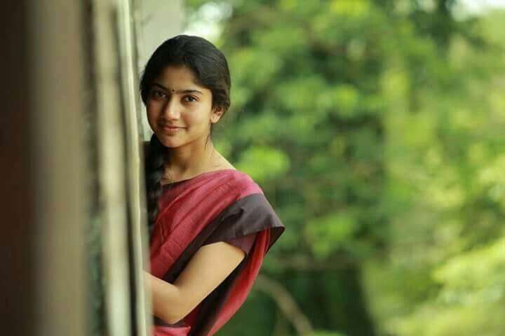 "பசு பாதுகாவலர்களையும், காஷ்மீரி தீவிரவாதிகளையும் ஒப்பிட்டு பேசுவதா?"!! விஸ்வ இந்து பரிஷத் சார்பில் ஹைதராபாத் போலீஸ் நிலையத்தில் சாய் பல்லவி மீது பரபரப்பு புகார்!! 3