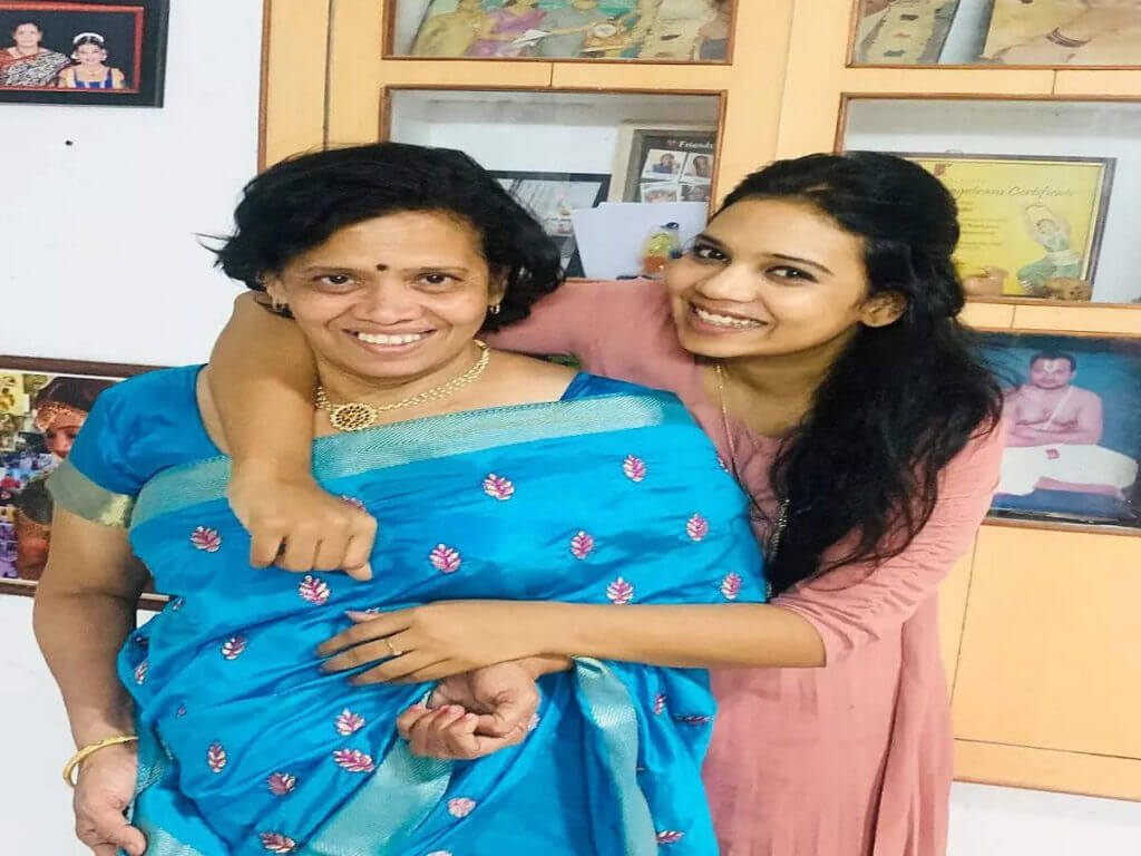 "அம்மாவின் கட்டாயத்தில் மருத்துவமனையில் அனுமதிக்கப்பட்டுள்ளாரா?"!!சின்னத்திரை நடிகை ஸ்ரீநிதி மருத்துவமனையில் அனுமதிக்கப்பட்டதாக தீயாய் பரவும் செய்தி!! 9