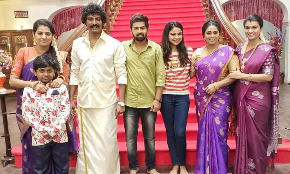"இது என்னடா புதுசா இருக்கு"!!நடிக்கும் நடிகர்களுக்கே தெரியாமலேயே கடைசி நாள் ஷூட்டிங்கை முடித்த தயாரிப்பு நிறுவனம்!!TRP'இல் முன்னணியில் இருந்தும் அவரசமாக முடிவுக்கு வந்த தொடர்!!!! 11