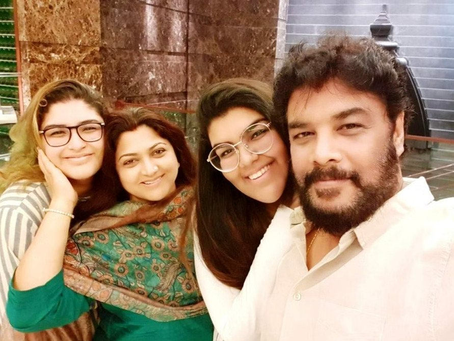 குண்டா இருந்தப்பவும் கலாய்ச்சாங்க..இப்போ ஒல்லியான அப்புறமும் கலாய்குறாங்க !!முதல் முறை பேட்டி அளித்துள்ள குஷ்பூவின் மகள் அனந்திதா சுந்தர்!! 9