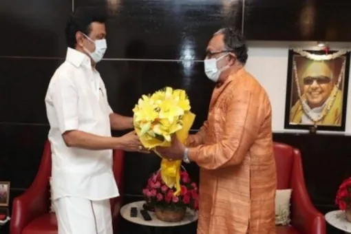 ரஜினிக்கு விருது வழங்கி சிறப்பிக்க உள்ள தமிழக அரசு!!நேரில் சென்று வாழ்த்து கூறிய நடிகர் சங்க உறுப்பினர்கள். 5