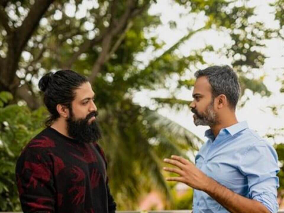 "பார்ட்டி மூடில் கே.ஜி.எஃப் ராக்கி பாய்"!! 50வது நாளை கடந்த கே.ஜி.எஃப் 2 படத்தின் கொண்டாட நிகழ்ச்சியில் ஷாம்பைய்னே பாட்டிலுடன் கொண்டாடிய நடிகர் யாஷ்!!` 3