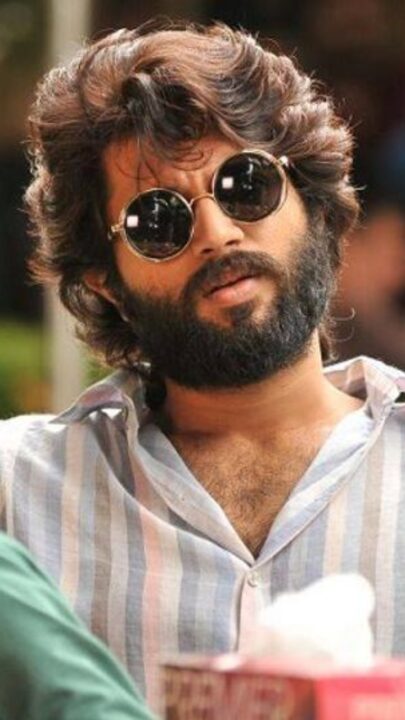 "கேட்டா வெறித்தனமான Fan'னு சொல்லுவாங்க!! முதுகில் விஜய் தேவரகொண்டாவின் உருவத்தை tattoo செய்துள்ள பெண்"!! 3