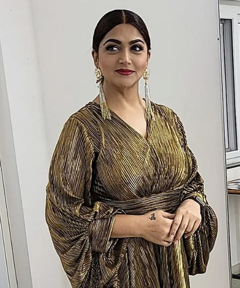 "இந்த வயசுல plastic surgery தேவைதானா?" வம்பிழுத்த ரசிகர்....வறுத்தெடுத்த குஷ்பூ"!! 5