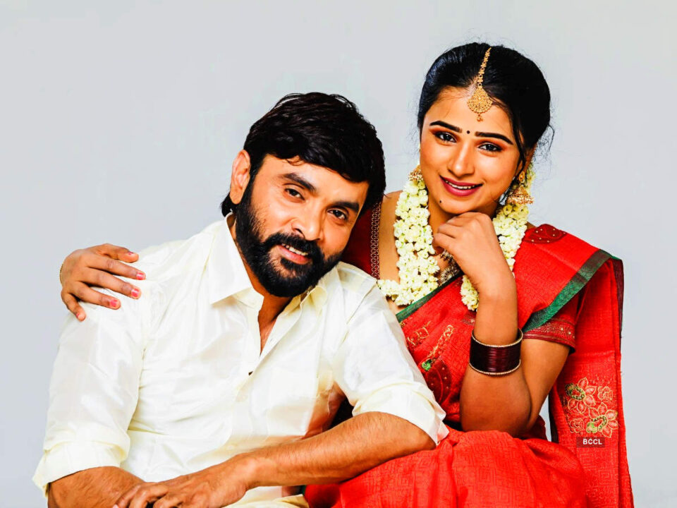 "ஓவியம் வரையும் கனிகா"!! பின்னாலிருந்து மறைந்திருந்து பார்க்கும் சினேகன்!! 5
