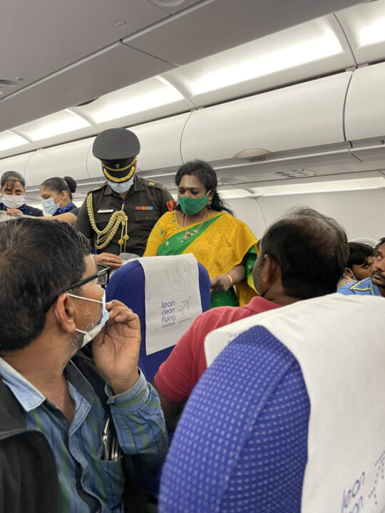 "உரியநேரத்தில் விமானத்தில் பயணிக்கு உதவிய தமிழிசை....குவியும் பாராட்டுக்கள்"!! 5