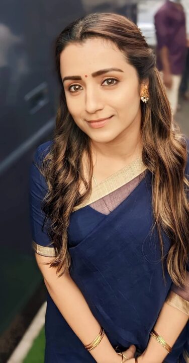 "ப்ளூ saree'ல ஒரே போட்டோ - அனைவரது நெஞ்சையும் கொத்தி சென்ற திரிஷா"!! 5